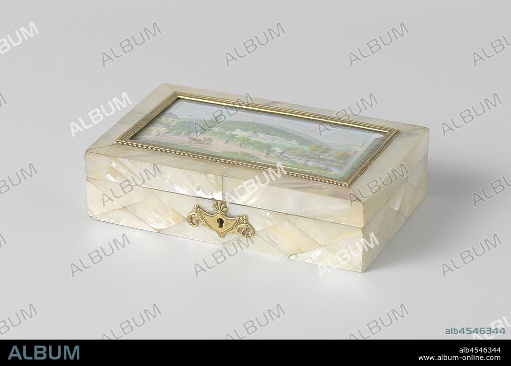 Sewing kit in mother-of-pearl box, Sewing kit in rectangular mother-of-pearl box, with behind the glass lid a gouache with a cityscape with caption: Weilburg bey Baden, inside a bobbin, a pair of scissors and a mother-of-pearl. The box is rectangular and flat without feet, covered with diamond-shaped pieces of mother-of-pearl on the sides. On the lid a copper Empire frame around the glass, the closing plate is gilded. Painting in gouache. In the box a pair of scissors, a bobbin for washing, a thread winder, a needle case, a basting pin, an awl and a thimble in a white moire pad and a mirror in the lid. Four keys to a ring, palace, Schloss Weilburg (Baden), Balthasar Wigand, c. 1826, doos, decoratie, deksel, inhoud, voering, spiegel, metal, oil paint (paint), grinding, l 8.6 cm × w 14 cm × h 3.6 cm.