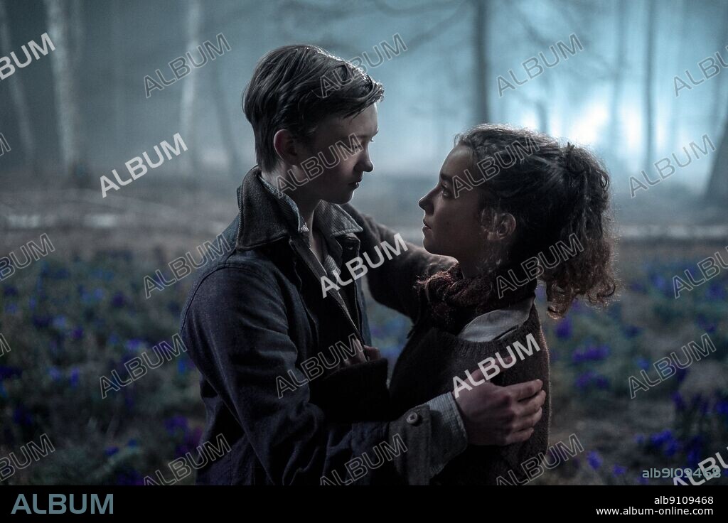 ARIELLA GLASER and ORLANDO SCHWERDT in WHITE BIRD: A WONDER STORY, 2023, directed by MARC FORSTER. Copyright LIONSGATE.