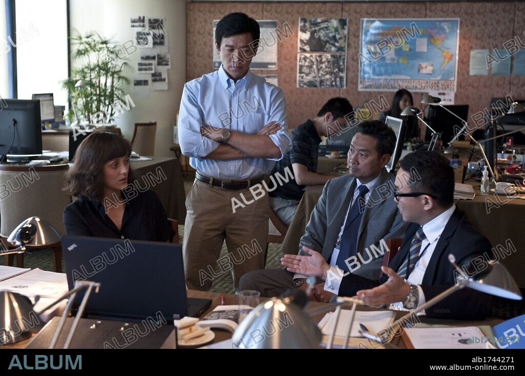 CHIN HAN and MARION COTILLARD in CONTAGION, 2011, directed by STEVEN SODERBERGH. Copyright WARNER BROS. PICTURES.
