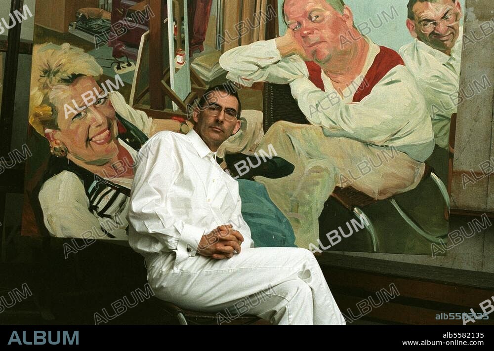 JOHANNES GRUETZKE. Grützke, Johannes Maler (Mitbegründer der "Schule der Neuen Prächtigkeit"). geb. 30.9.1937 in Berlin. Grützke vor einem seiner Werke. Foto, 1997.