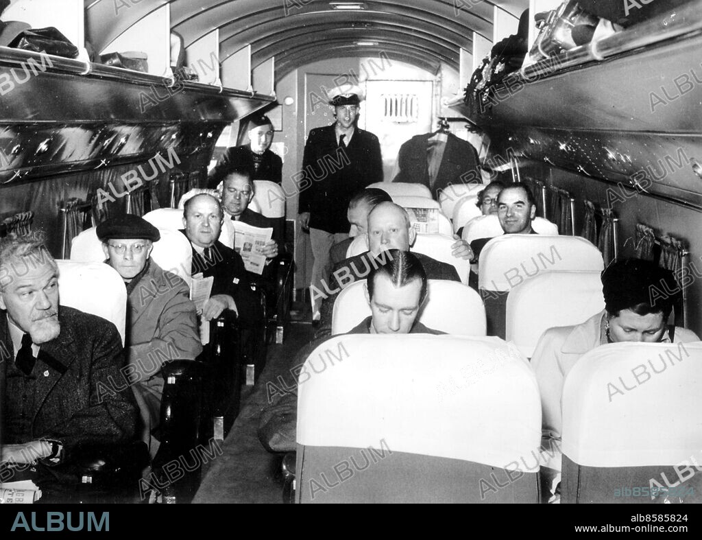 Svenska flygbolaget ABA / AB Aerotransport /. DC-3:a Falken på Bulltofta flygplats i Malmö inför första flygningen till Luleå 1944. Flyg Bolag Företag ABA / AB Aerotransport 1944 /. Plantyper DC:3 / Passagerare Resenärer. (c) Sydsvenskan / IBL Bildbyrå.