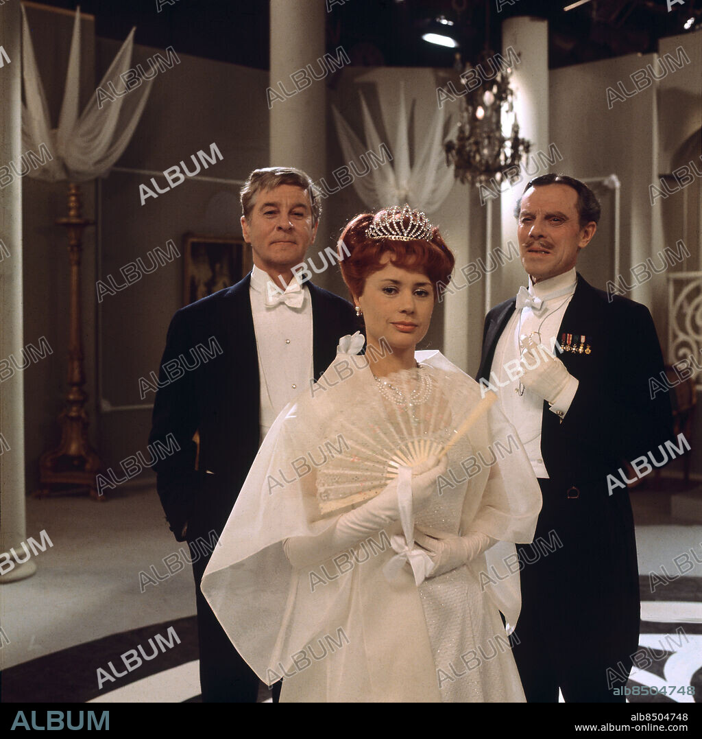 1968-01.. PYGMALION Komedi av Bernard Shaw i regi av Kåre Santesson. Sänt första gången 1968-06-02. Professor Henry Higgins - Gunnar Björnstrand Eliza - Harriet Andersson Överste Pickering - Olof Widgren Publ i RiR 23/68, omslag. Frack Medaljer Mustascher Ordnar Salonger Solfjädrar Tiaror Trio CD547 persons: GUNNAR BJÖRNSTRAND;HARRIET ANDERSSON;OLOF WIDGREN sites: SVERIGE.