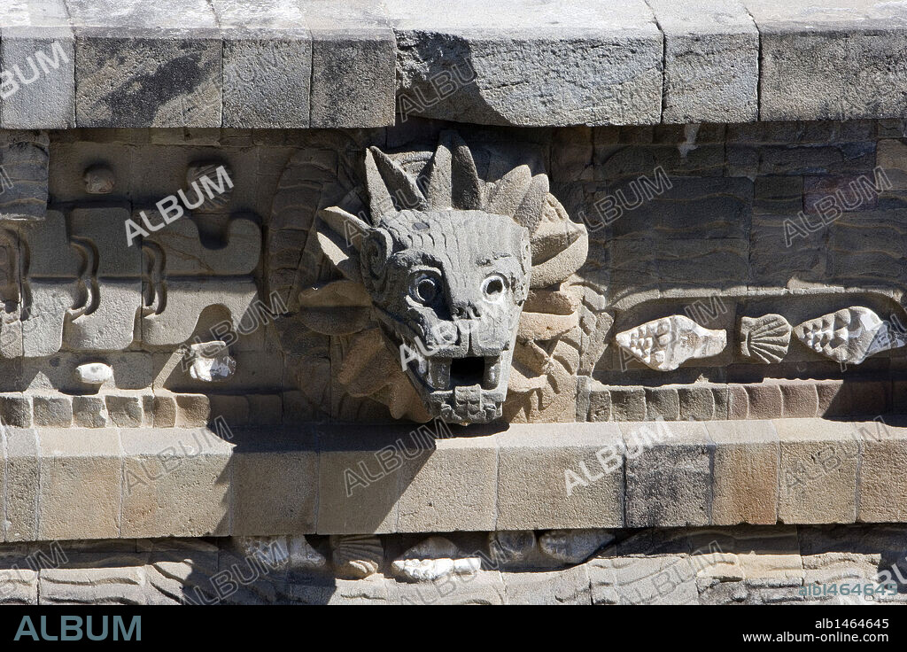 ARTE PRECOLOMBINO. MEXICO. SITIO ARQUEOLOGICO DE TEOTIHUACAN (Patrimonio de la Humanidad). PIRAMIDE DE QUETZALCOATL. Detalle de la SERPIENTE EMPLUMADA que representa al dios azteca del viento QUETZALCOATL. Corresponde a la parte de la pirámide de estilo tolteca.