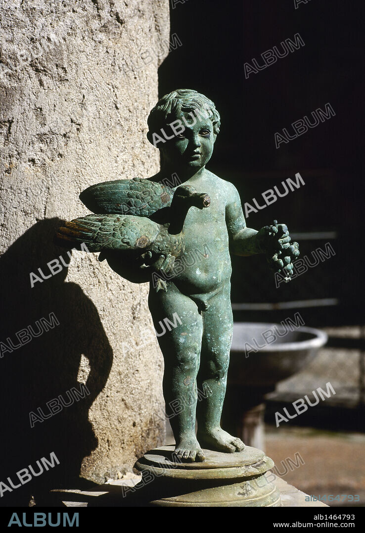 ARTE ROMANO. ITALIA. Estatuilla de bronce de un NIÑO SUJETANDO UN PATO Y UN RACIMO DE UVAS. Decoraba el "PERYSTYLIUM" (PERISTILO), patio con jardín de la CASA DE LOS VETTI (S. I d. C.). POMPEYA. La Campania.
