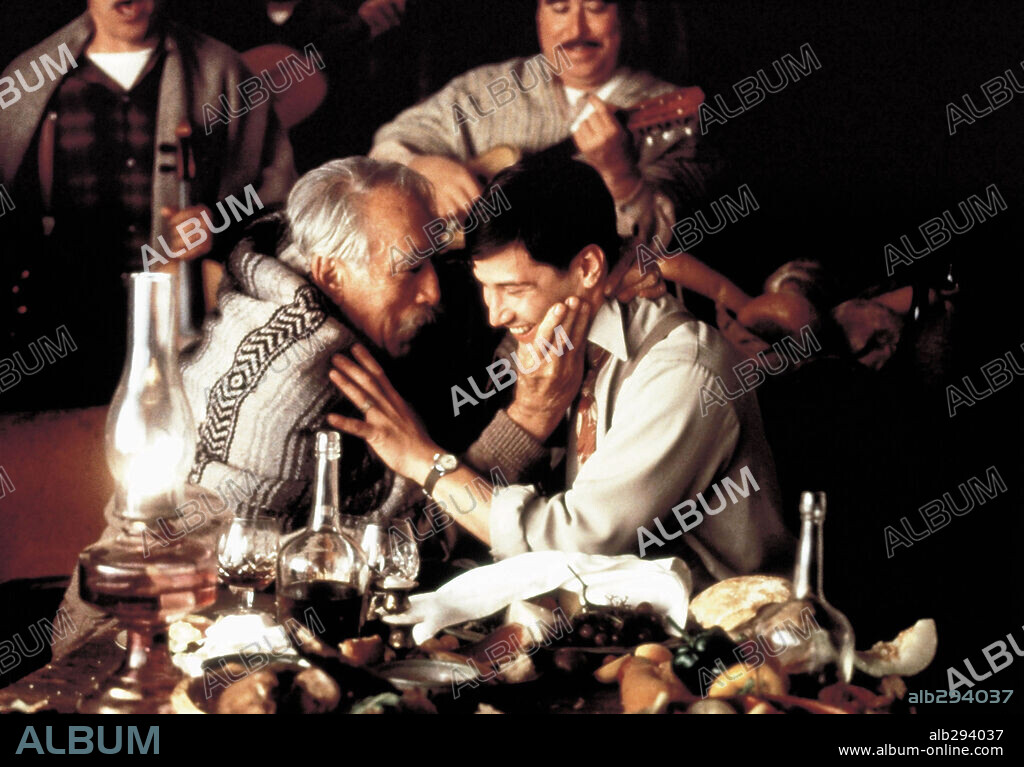 ANTHONY QUINN and KEANU REEVES in A WALK IN THE CLOUDS, 1995, directed by ALFONSO ARAU. Copyright 20TH CENTURY FOX / CLOSE, MURRAY.