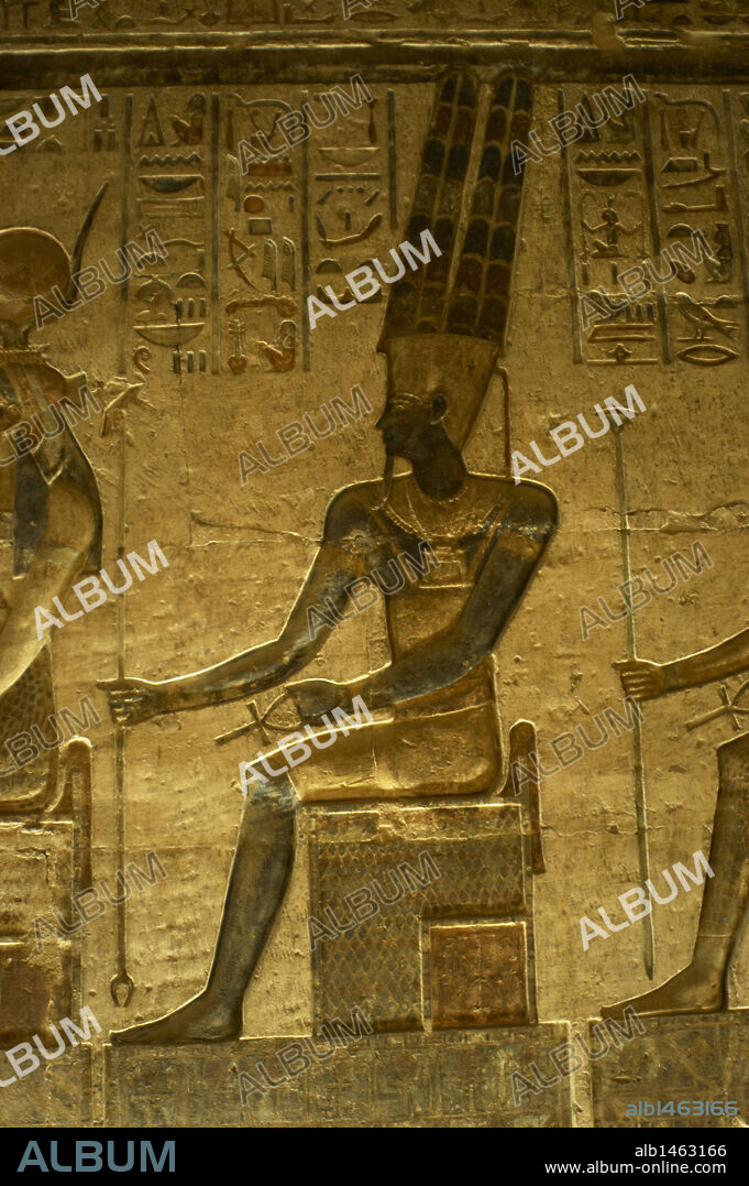 ARTE EGIPCIO. EGIPTO. TEMPLO DE HATHOR Y MAAT. Relieve con la representación del dios AMON en posición sedente, con restos de policromía original. Epoca Ptolomaica. Deir el-Medina. Valle de los artesanos. Orilla occidental del Nilo. Zona antigua Tebas. Egipto.