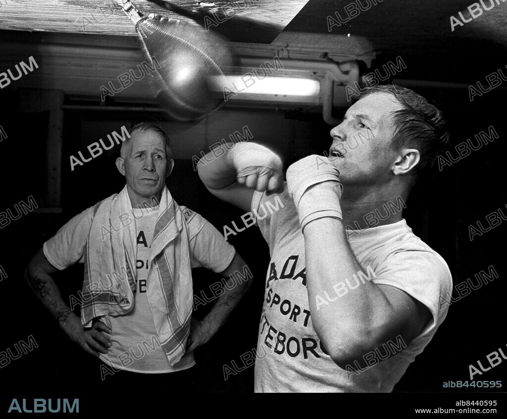 Göteborg 1965-11-09. Boxaren Bosse Högberg tränar med förre boxaren Henry Hallberg *** Local Caption *** GT. KAMERAREPORTAGE.