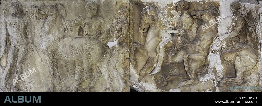 Arte Griego. Friso del Panteón de la Acrópolis de Atenas. Era Clásica. Siglo V a. C. Supervisión del escultor Fidias. Hacia el 443-437 a. C. Friso Oeste. Preparación de la procesión Panateneas. W III (4-6) Pausa en la procesión. Un jinete (4) con capa y sombero de ala ancha, parado frente a su caballo, acompañado de un mariscal y un mozo. W IV (7-8). Dos jinetes a caballo. El primero (7) con coraza de cuero. Museo de la Acrópolis. Atenas. Grecia.