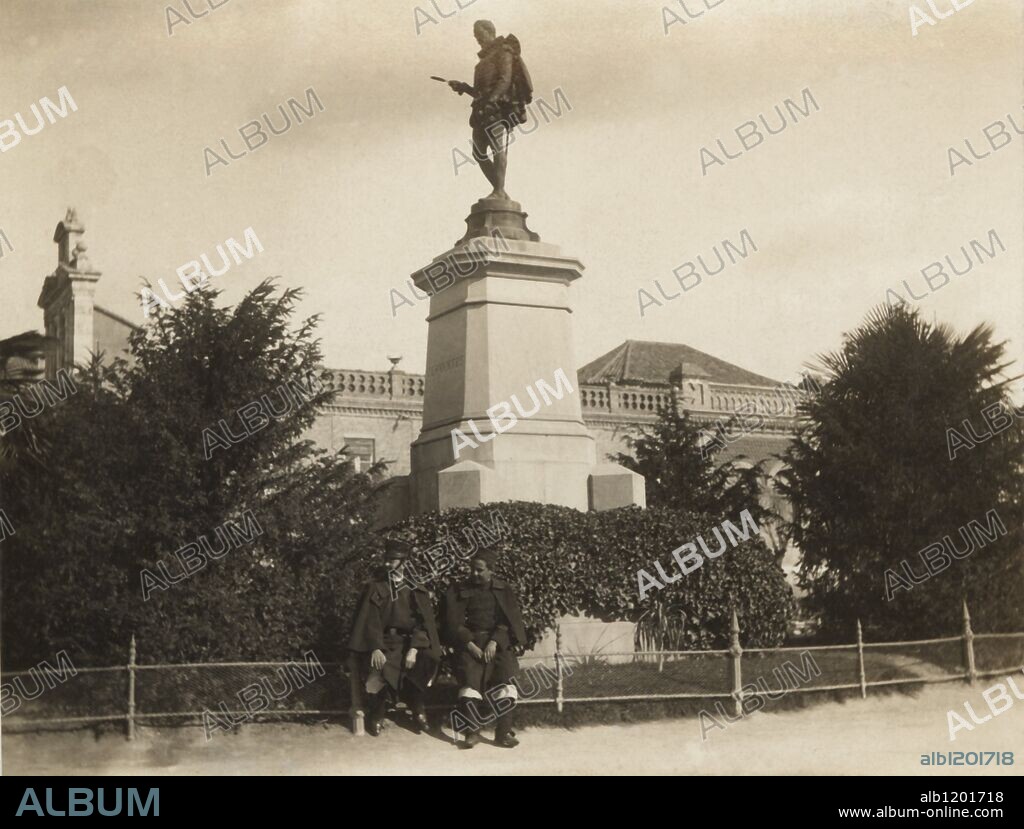 Soldados al pié del Monumento a Cervantes en Alcalá de Henares.