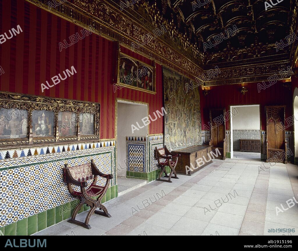 ARTE GOTICO. ESPAÑA. ALCAZAR DE SEGOVIA. Vista de la SALA DEL CORDON, llamada así por un cordón franciscano que, según la leyenda, Alfonso X el Sabio mandó colocar en señal de penitencia. SEGOVIA. Castilla-León.