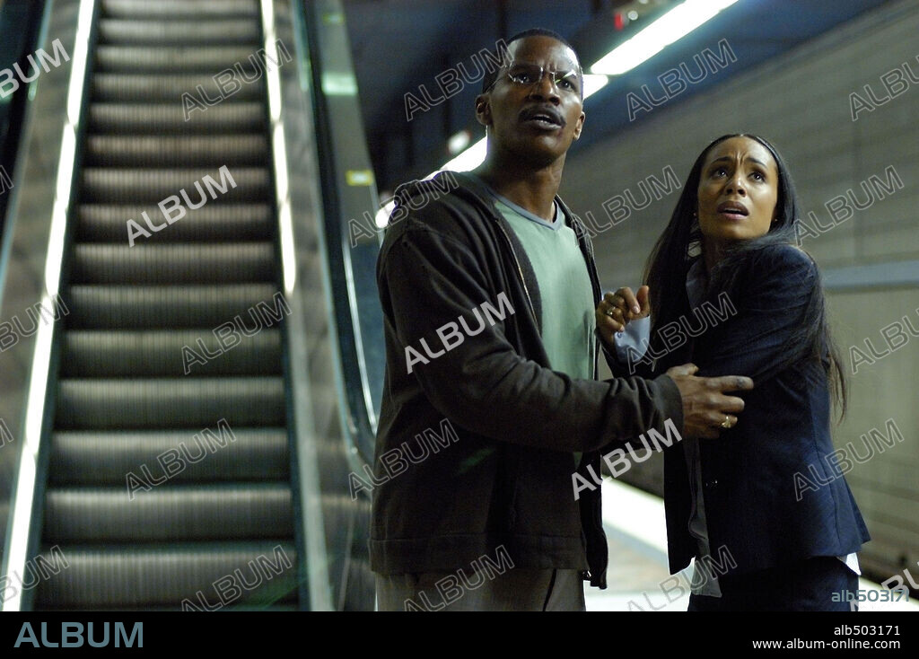 JADA PINKETT SMITH and JAMIE FOXX in COLLATERAL, 2004, directed by MICHAEL MANN. Copyright DREAMWORKS SKG / CONNOR, FRANK.