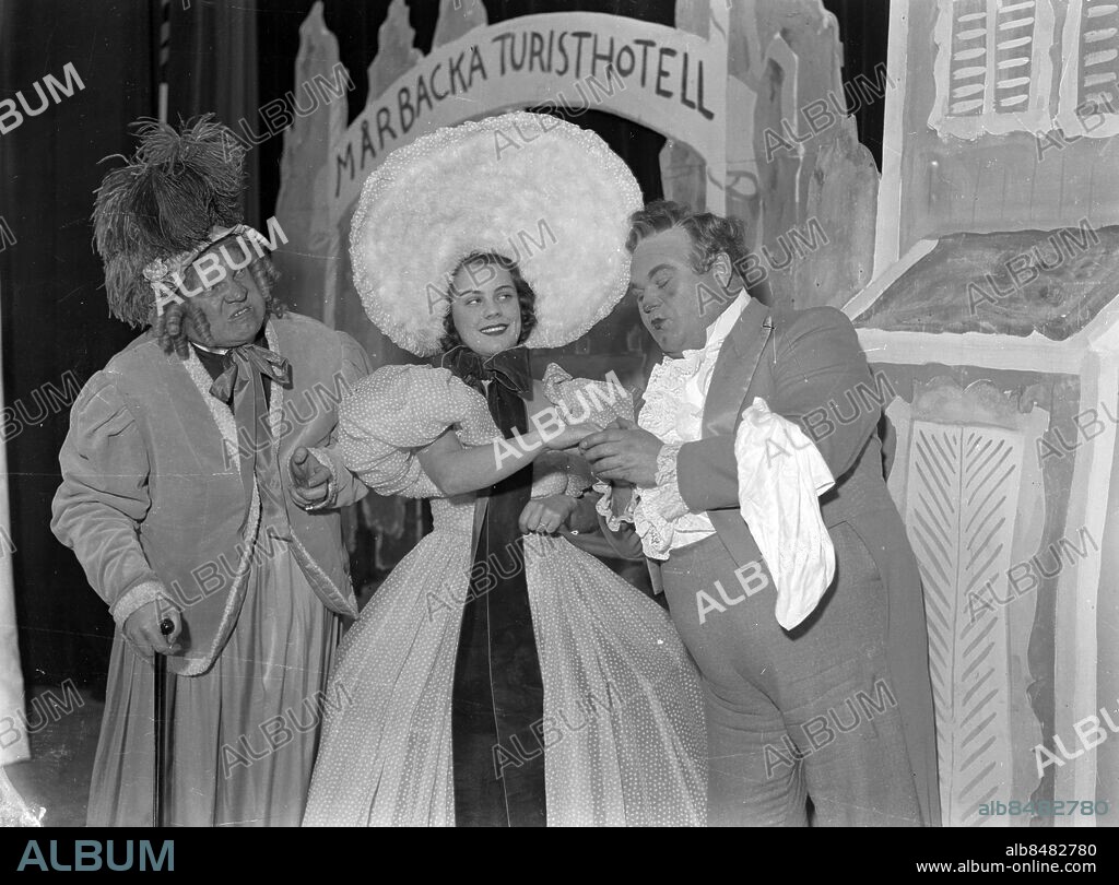 Göteborg - 1937-12-31 (fotograferingsdatum) - Premiär dagen efter - 1938-01-01 - Karl Gerhard-revyn Vi västerhavstorskar på Folkteatern - fr v: Eric Gustafson - Sickan Carlsson och Erik "Bullen" Berglund - *** Local Caption *** Låda Krep 2014-01. KAMERAREPORTAGE.