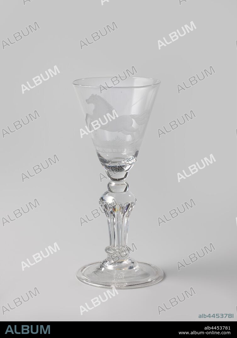 Cup with a horse and the inscription: AUREA LIBERTAS, Cup with a bell-shaped arched foot. Hexagonal shaped blown trunk with two buttons and a disk. On the conical chalice an engraved representation of a horse and the inscription: AUREA LIBERTAS., anonymous, c. 1725 - c. 1750, glass, glassblowing, h 16.5 cm × d 7.5 cm.