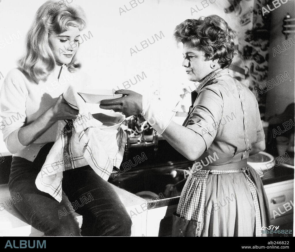 SHELLEY WINTERS y SUE LYON en LOLITA, 1962, dirigida por STANLEY KUBRICK. Copyright M.G.M.