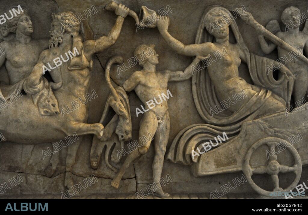 MITOLOGIA CLASICA. Sárcofago romano, fechado hacia el 140 d. C. Representación mitológica de la boda del dios del vino Dioniso con Ariadna. Glyptothek. Munich. Alemania. Europa.