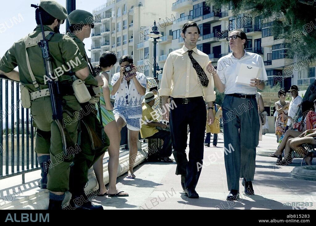 ERIC BANA y GEOFFREY RUSH en MUNICH, 2005, dirigida por STEVEN SPIELBERG. Copyright UNIVERSAL PICTURES / BALLARD, KAREN.