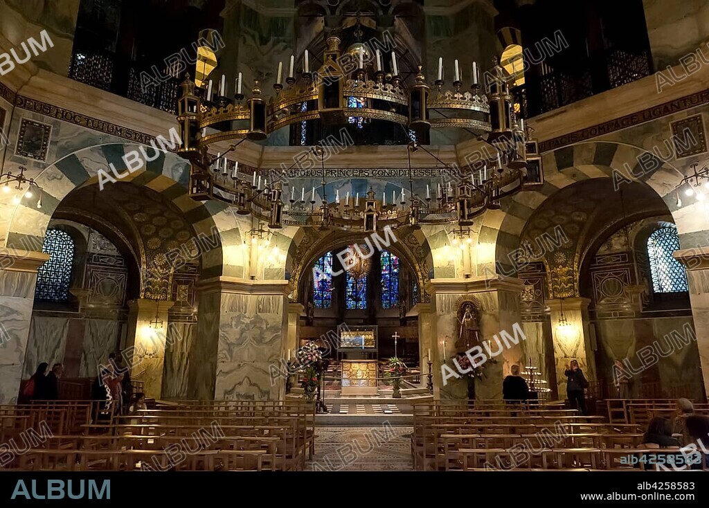 Interior with altar, central building, octagon and hexagon, Palatine chapel, Aachen cathedral, Aachen, North Rhine-Westphalia, Germany