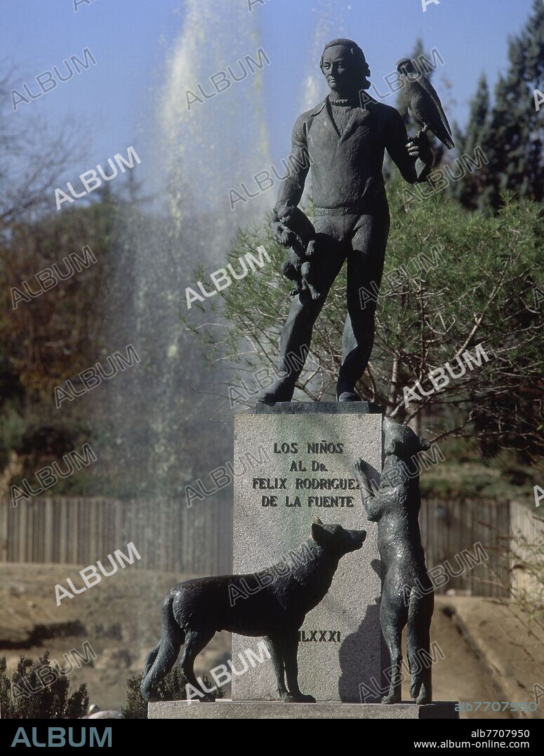 ESTATUA DE FELIX RODRIGUEZ DE LA FUENTE - 1981.