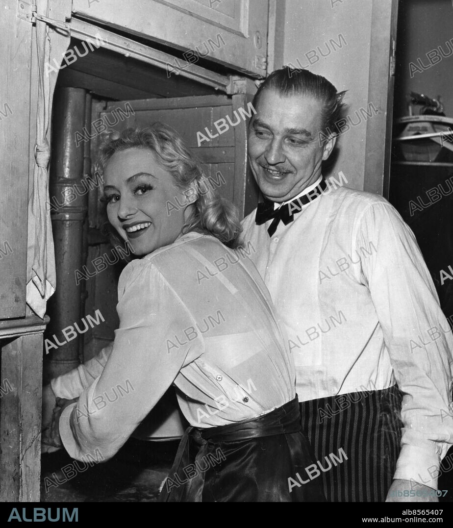ARKIV STOCKHOLM 19501025.. Skådespelarna Ullacarin Rydén och Arne Källerud försöker samsas vid en ganska primitiv tvättho under Casinorevyn. Bilden ingår i ett reportage som gjordes i samband med radioprogrammet "På samma våglängd" av Stig Bergendorff och Gösta Bernhard som sändes den 25/11 1950.. Foto: Bertil Danielsson / SVT Bild / Kod: 5600. RiR sv/v 9269. RiR nr. 47/50. Mapp: Casinorevyn.