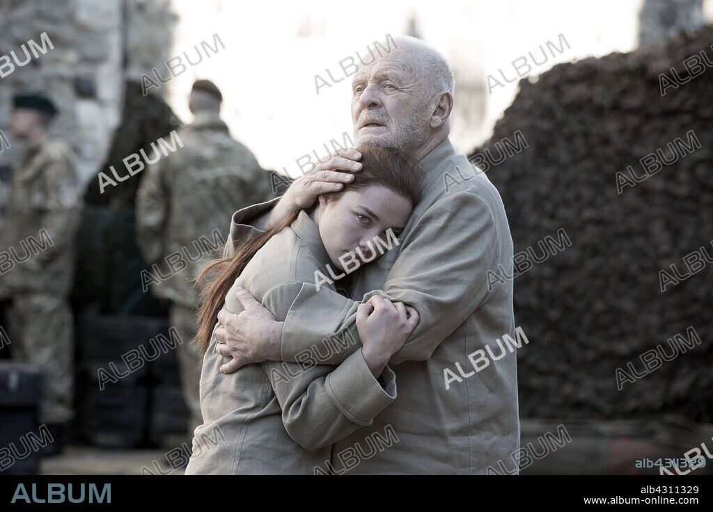 ANTHONY HOPKINS and FLORENCE PUGH in KING LEAR, 2018, directed by RICHARD EYRE. Copyright AMAZON STUDIOS.