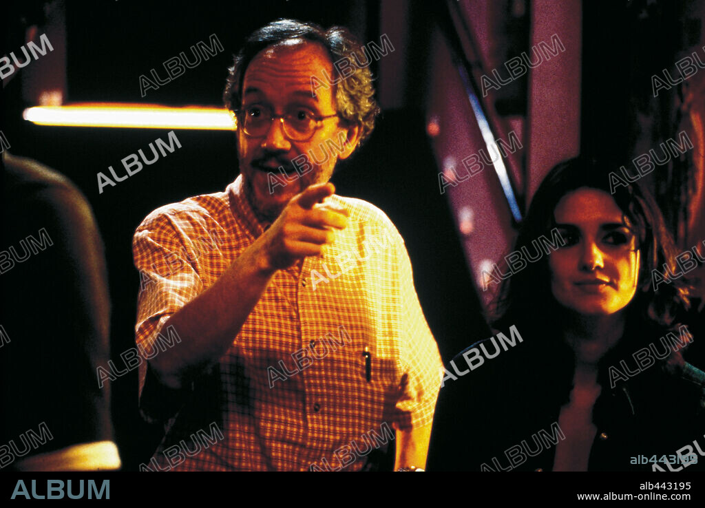 EMILIO MARTINEZ-LAZARO y PAZ VEGA en EL OTRO LADO DE LA CAMA, 2002, dirigida por EMILIO MARTINEZ-LAZARO. Copyright TELESPAN PRODUCCIONES/IMPALA/TELECINCO.