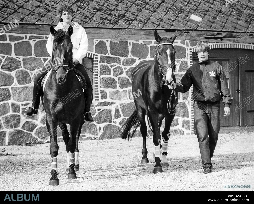 Hasse Borg fotboll Malmö FF MFF 1983. Hasse Borg med fästmö Maria. Hästarna heter Kadrilo (t.v.) och Bajard. (c) Bo-Åke Nilsson / Sydsvenskan / IBL.