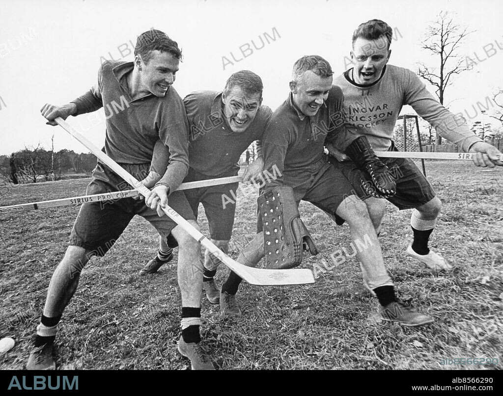 Stockholm 1966-05-03. AIK ishockey 1966. Sommarträning: Bert-Ola Nordlander, Anders "Antik" Johansson, Leif "Honken" Holmqvist och tränaren Eje Lindström.. Foto: Hasse Persson / Expressen / TT / Kod: 417. ** AFTONBLADET OUT **.