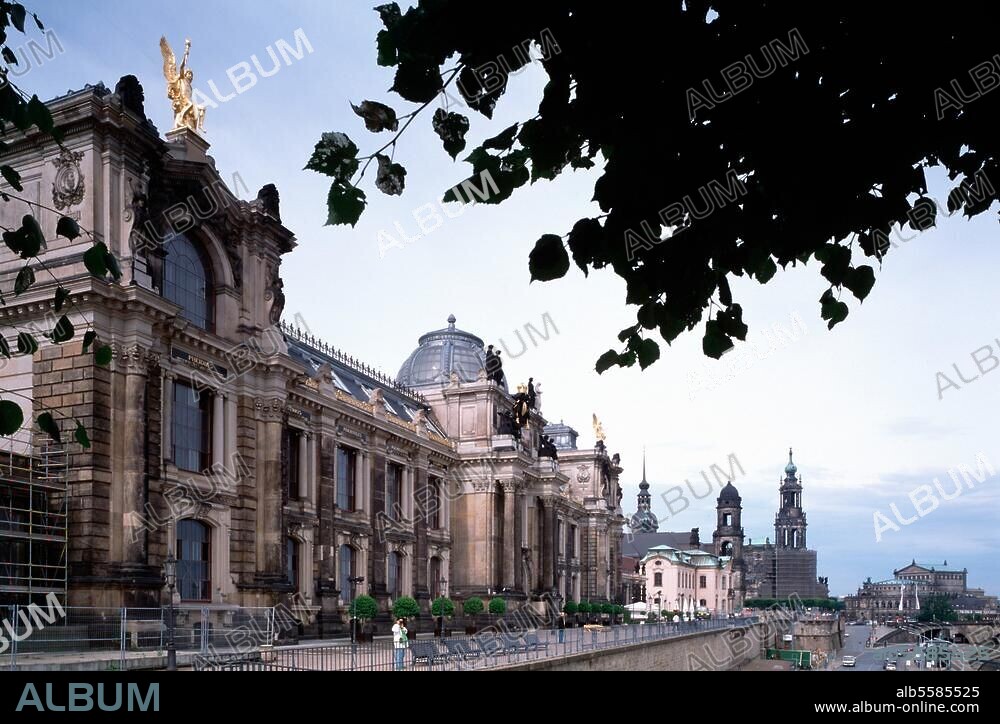 Dresden (Sachsen), Kunstakademie - Hochschule für Bildende Künste, Brühlsche Terrasse. (erb. 1891-94; Arch.: Konstantin Lipsius). Brühlsche Terrasse nach Westen mit Kunstakademie, Secondogenitur, Hofkirche und Semperoper. Foto (Florian Monheim).