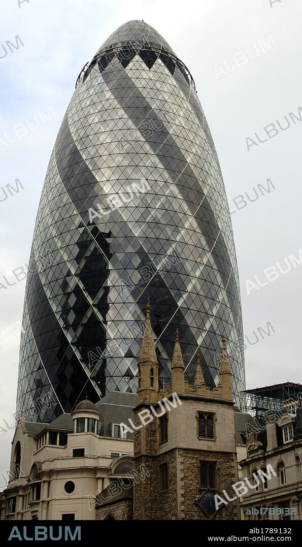 REINO UNIDO. LONDRES. Vista de la SWISS RE TOWER, obra de Norman FOSTER (n. Manchester,1935). Construída entre los años 1997 y 2004, tiene una altura de 180 m. Inglaterra.