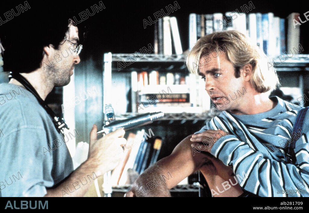 JEFF FAHEY y PIERCE BROSNAN en EL CORTADOR DE CÉSPED, 1992 (THE LAWNMOWER MAN), dirigida por BRETT LEONARD. Copyright FIRST INDEPENDENT/ALLIED VISION.