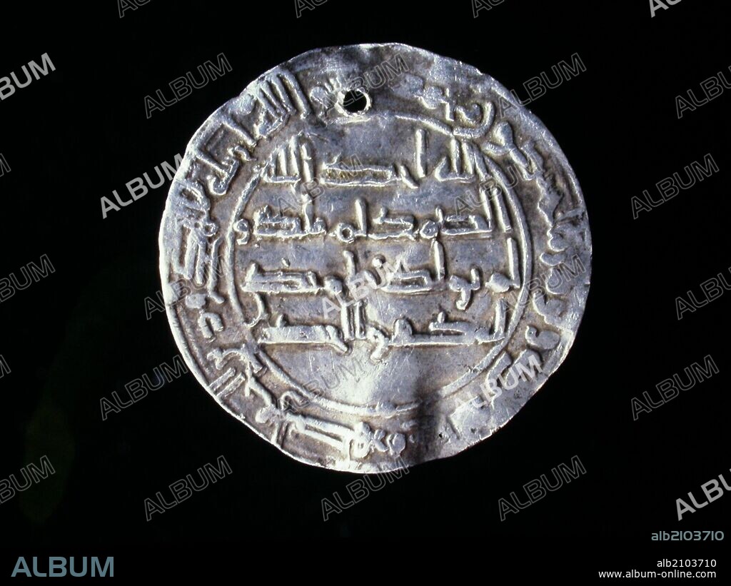 NUMISMATICA. MONEDA HISPANO-ARABE. DIRHAM DE PLATA, DE AL-HAKAN I. REVERSO. 181 HEGIRA/798 D.C. (DEPOSITO: MUSEO ARQUEOLOGICO NACIONAL).