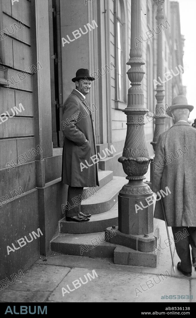 GÖTEBORG 1927-08-25.. Välklädda män - troligen politiker på väg in till Börsen. *** Local Caption *** GT - Låda 1927-04 Foto: Kamerareportage / TT / Kod: 2524.