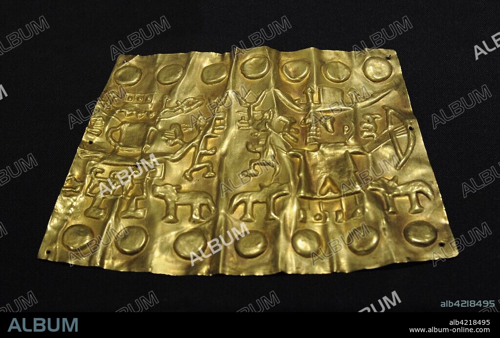 Brazalete desplegado, decorado con escena de caza. Oro repujado. Cultura Huari, Horizonte Medio (600-1000 d. C). Perú. Museo de América. Madrid. España.