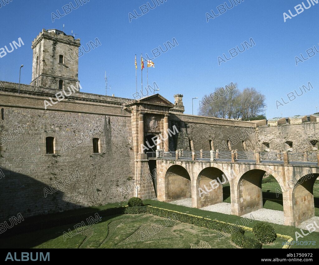 Spain, Catalonia, Barcelona. Montjuic Castle. Old military fortress. The project of the refurbishment works of the castle  were presented on January 14, 1751 by the architect Juan Martin Cerme–o, and the works began in 1753. Entrance to the castle across the former moat. Historical photo, taken in 1993.