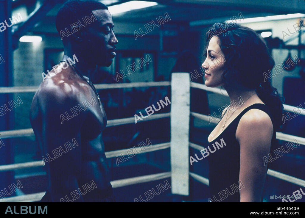 JENNIFER LOPEZ and WESLEY SNIPES in MONEY TRAIN, 1995, directed by JOSEPH RUBEN. Copyright COLUMBIA PICTURES.