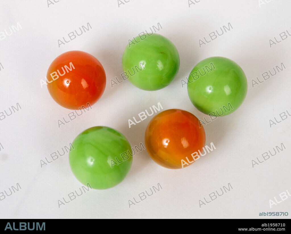 BOLAS. 5 canicas de distintos colores.