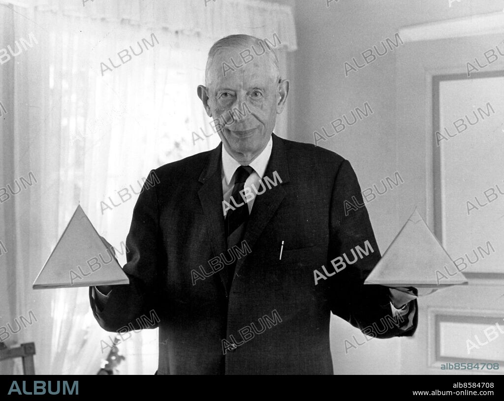 Lund 1965-06-12. Ruben Rausing med Tetra Pak-förpackningar. Foto C.A.Raasum / Sydsvenskan / SCANPIX. **OUT Kvällsposten, Skånska Dagbladet, Metro Skåne**. ***BETALBILD***.