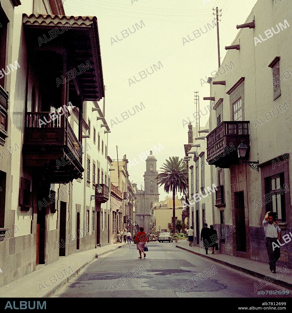 AUTOR LIBRE 01307. CALLE CON LA CATEDRAL AL FONDO - FOTO DE LOS AÑOS 60.