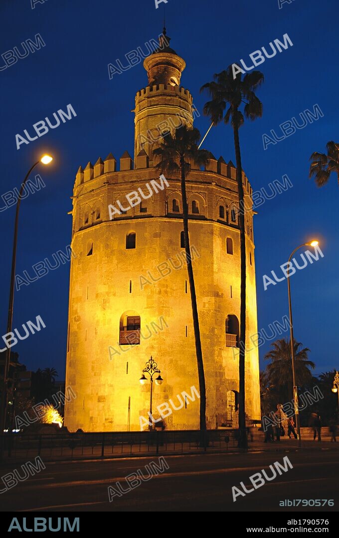 ANDALUCIA. SEVILLA. Vista nocturna de la TORRE DEL ORO, que fue erigida en época almohade (año 1220). España.