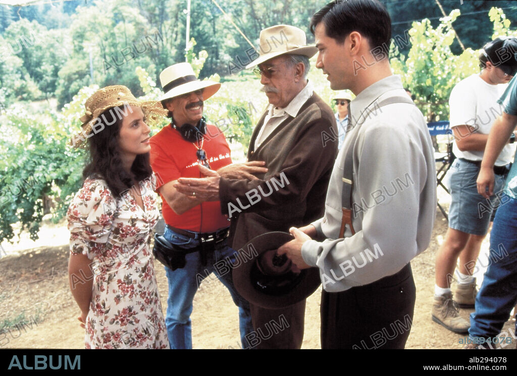 AITANA SANCHEZ-GIJON, ANTHONY QUINN and KEANU REEVES in A WALK IN THE CLOUDS, 1995, directed by ALFONSO ARAU. Copyright 20TH CENTURY FOX / CLOSE, MURRAY.