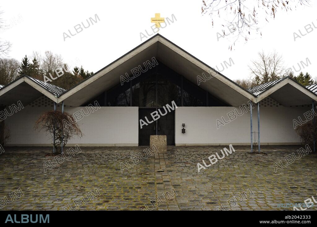 Campo de Concentración de Dachau. Convento católico Carmelita, construido en 1963, detrás de la pared norte del antiguo campo. Entrada iglesia. Alrededores de Dachao. Norte de Múnich. Baviera. Sur de Alemania.