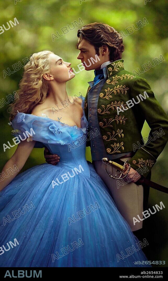 LILY JAMES and RICHARD MADDEN in CINDERELLA, 2015, directed by KENNETH BRANAGH. Copyright WALT DISNEY PRODUCTIONS.