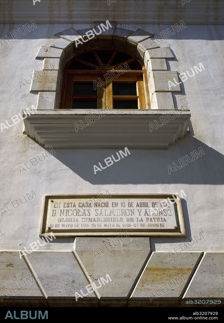 SALMERON, Nicolás (Almería,1838-Pau, Francia,1908). Político español. De ideas republicanas, apoyó las doctrinas federalistas cercanas a Pi i Margall y de la I Internacional. Fue presidente de la I República (1875). Detalle exterior de la casa natal de Nicolás Salmerón. Modernamente convertida en centro cultural. ALHAMA SECA. Provincia de Almería. Andalucía. España.