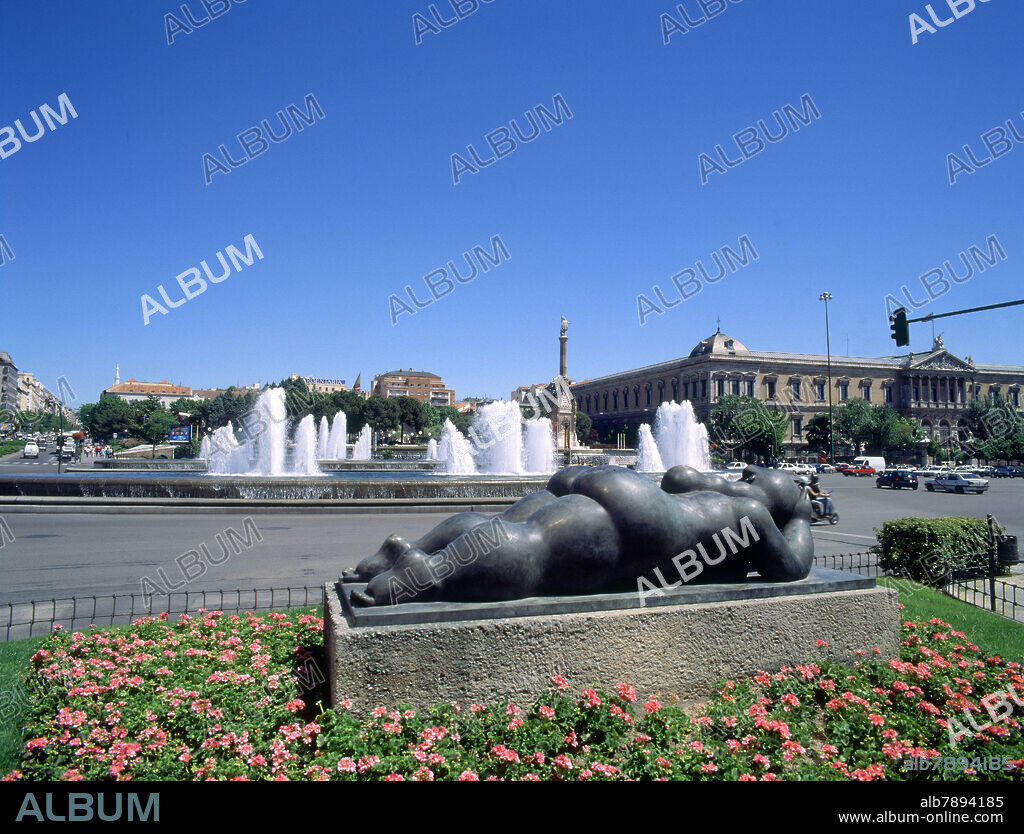 PLAZA DE COLON-ESCULTURA DE BOTERO EN PRIMER TERMINO Y FUENTES AL FONDO.
