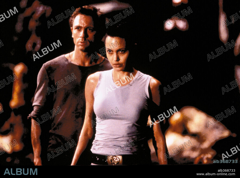 ANGELINA JOLIE dans LARA CROFT: TOMB RAIDER, 2001, réalisé par SIMON WEST. Copyright PARAMOUNT PICTURES / BAILEY, ALEX.