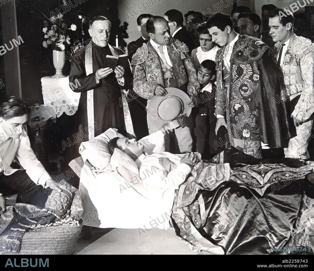PELICULA : CURRITO DE LA CRUZ , 1925. BASADA EN LA NOVELA HOMONIMA DE ALEJANDRO PEREZ LUGIN. DIRECTOR : FERNANDO DELGADO. ACTORES : ANTONIO VICO , ELISA RUIZ ROMERO.