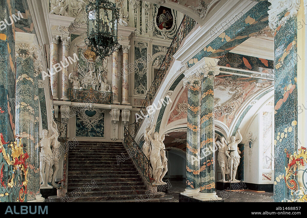 ARTE S. XVIII. ESTILO ROCOCO. ALEMANIA. CASTILLO DE AUGUSTUSBURG. Erigido entre 1725 y 1768 por Conrad SCHLAUN y François CUVILLIES por orden del príncipe elector Clemens August. Vista parcial del interior con la ESCALERA, obra de Balthasar NEUMANN. La LAMPARA y la BARANDA son obra de Johann Georg SANDTENER. Declarado Patrimonio Mundial por la UNESCO. BRUHL.