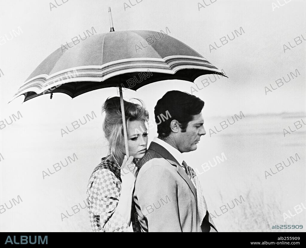 FAYE DUNAWAY und MARCELLO MASTROIANNI in AMANTI, 1968, unter der Regie von VITTORIO DE SICA. Copyright LES FILMS CONCORDIA.