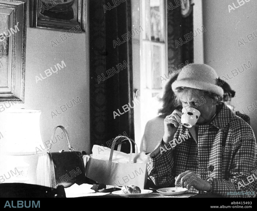 Stockholm 1982-05-10. Stilstudier i kaffedrickning. Hären hastig kopp efter shoppingen.. Foto: Håkan Lindgren / DN / TT / Kod: 69. ** SvD OUT **.