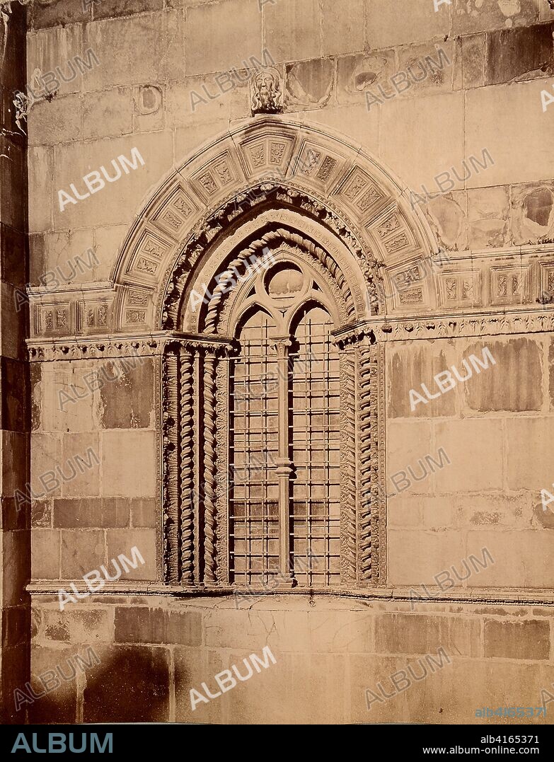 Ventana gótica con parteluz y adornada con columnitas salomónicas.